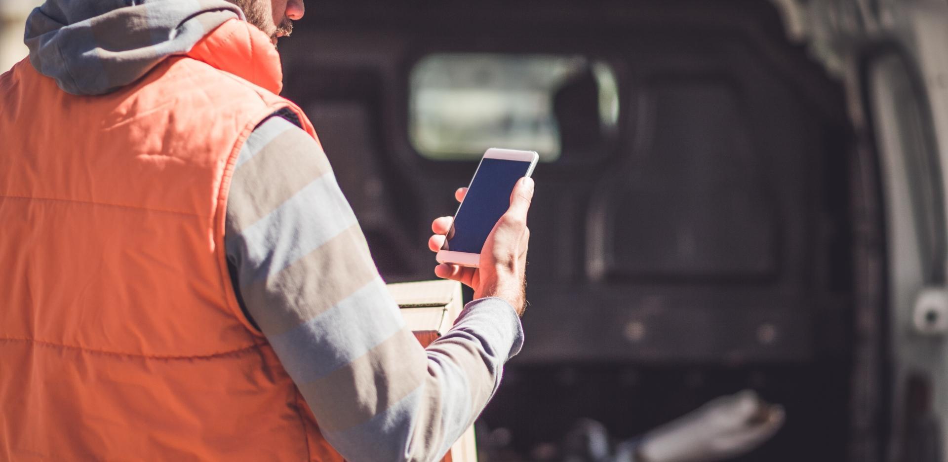 Mężczyzna rozmawiający przez telefon